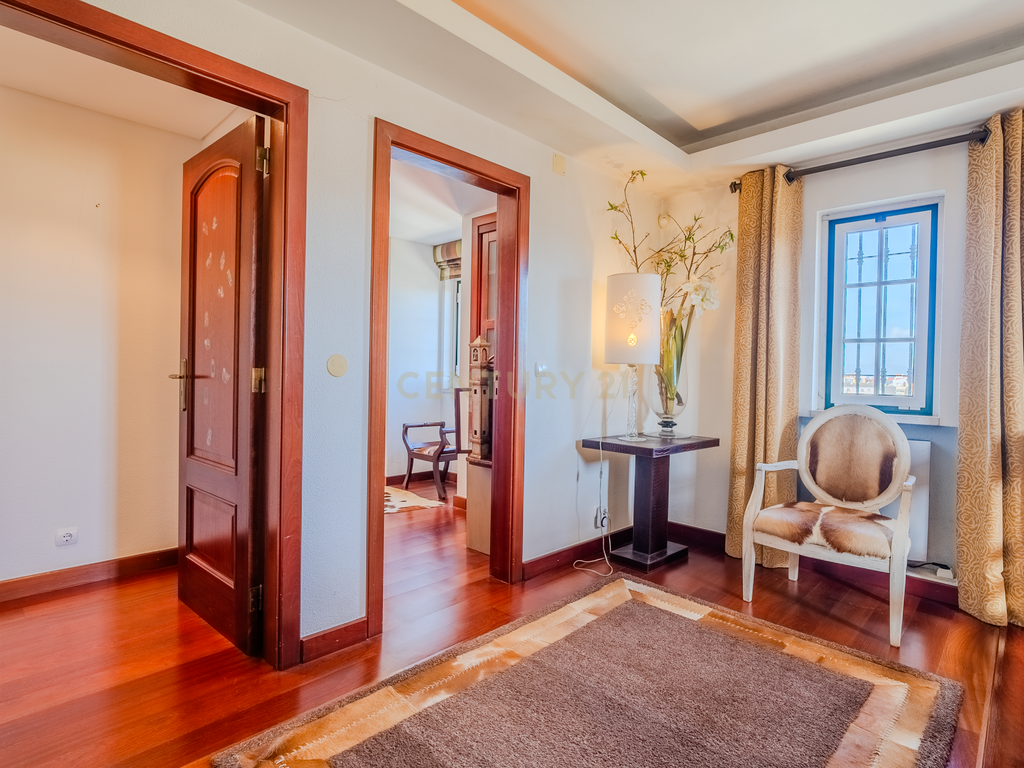 Luxuosa Moradia Isolada com jardim Privado na Venda do Pinheiro - Image 21